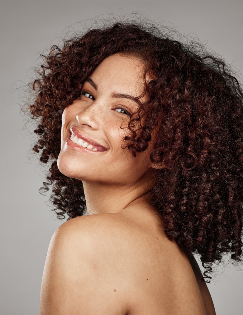 Femme souriante au camera injections acides hyaluronique - Hind clinique de beaute Montpellier